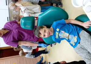 Chłopiec uśmiecha się na fotelu dentystycznym